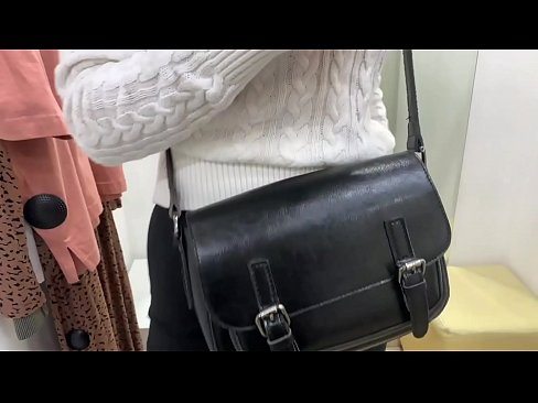 ❤️ 試着室でディルドを使った若い雌犬フェラルベリーの公開オナニー アナルビデオ ❌️❤